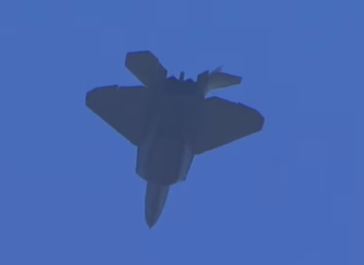 Crowd in Awe After F-22 Air Show Display